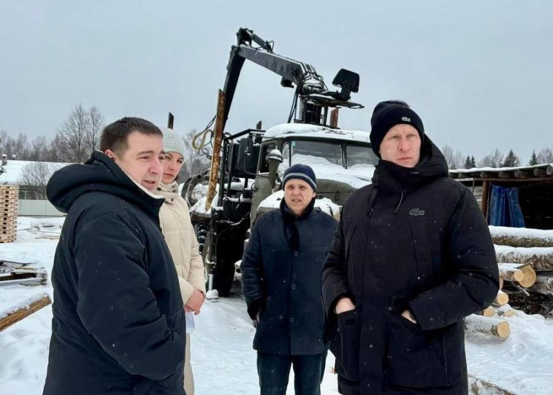 Глава Вяземского округа Олег Смоляков посетил село Хватов Завод